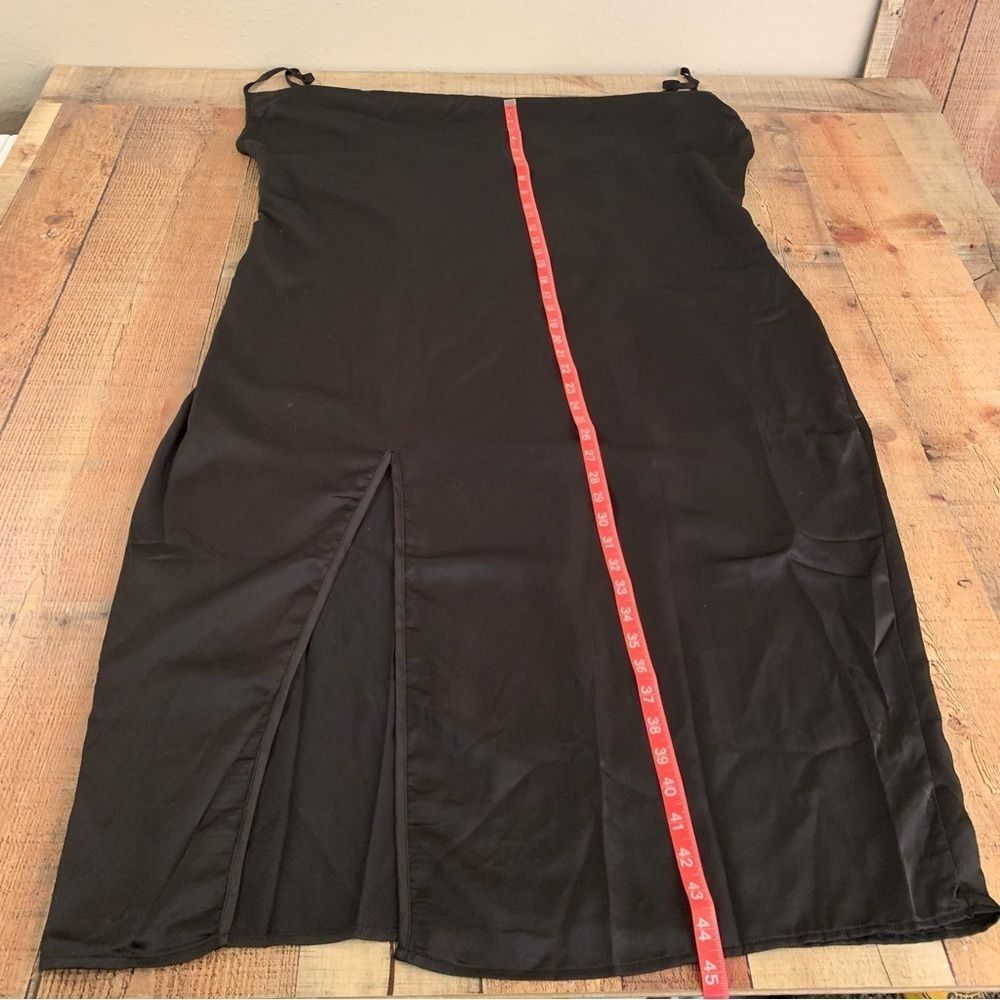 Pretty little thing plus black strappy satin cowl midi dress -20 - Picture 4 of 10